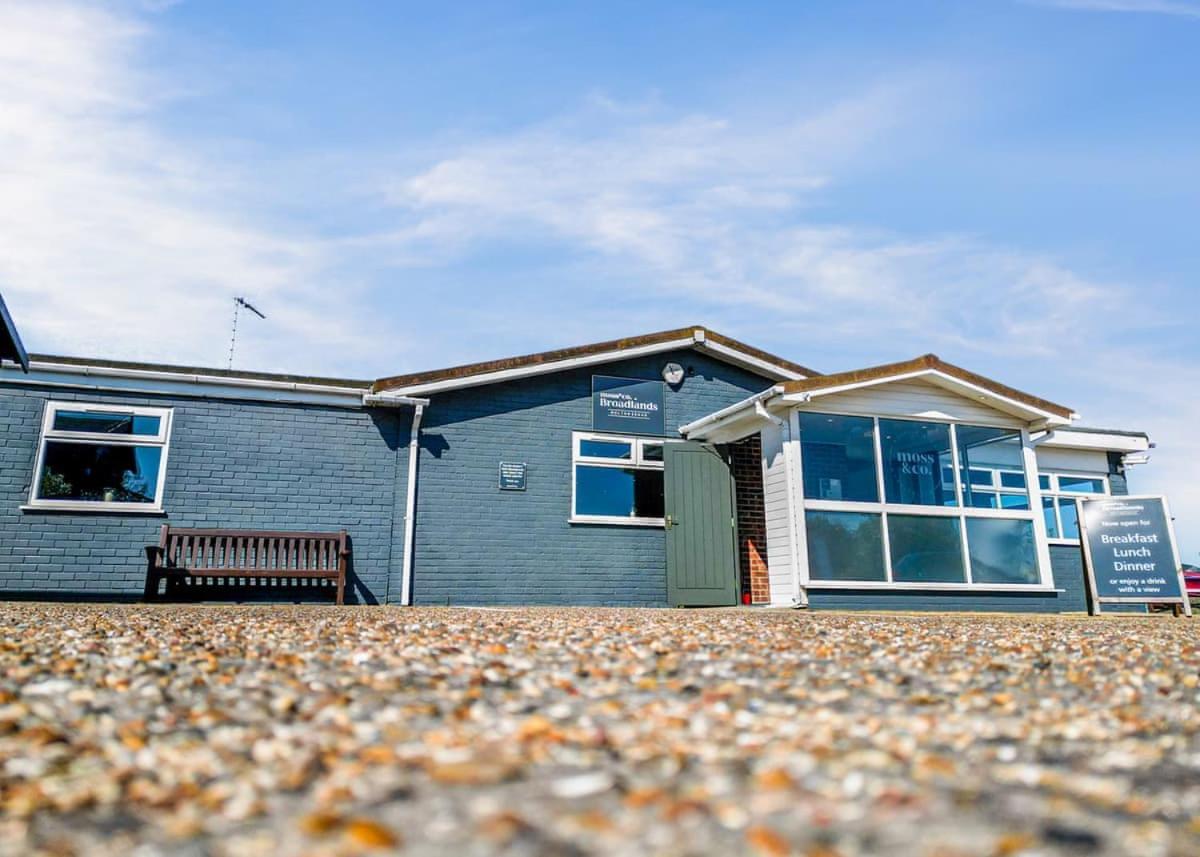 Отель Broadlands Park And Marina Pakefield Экстерьер фото