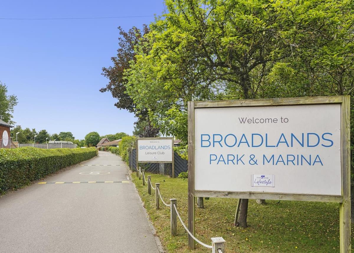 Отель Broadlands Park And Marina Pakefield Экстерьер фото
